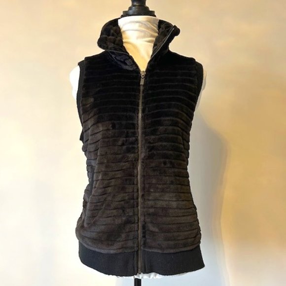 Cable & Gauge Faux Fur Black Ribbed Vest - Picture 1 of 7
